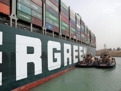 سفينة حاويات كبيرة تغلق قناة السويس المصرية و الاعلام الغربي يرصد الخسائر اليومية للتجارة العالمة